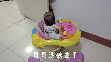 10个月宝宝在厨房捣乱，妈妈刚训斥了两句，宝宝就闹着离家出走