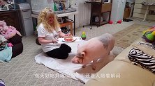 小香猪烤火萌倒一片网友，烤火还不忘翻面，这年头猪生都精致了
