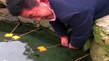农村大叔在池塘钓黄鳝，没想到这货太猛了，鱼钩都给拖进去了！