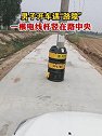 河南开封：男子开车遇“路障”，一根电线杆竖在路中央