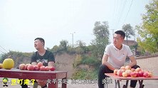 两小伙卖水果，不断修改招牌，第四次招牌上的内容笑翻了