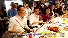 马云直奔美食节，看到他吃小龙虾的样子，网友：成功不无道理