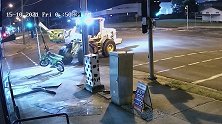 澳大利亚：太猖狂！盗贼开叉车偷摩托