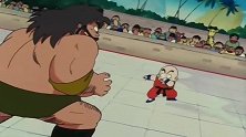 七龙珠：第一次武道会克林对战野蛮人，克林差点被掐死！