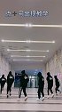 这一段齐舞火了，路过的大妈都停下了脚步