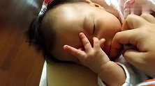 2个月的小宝宝睡梦中寻乳，妈妈让她吃手凑合，宝宝的反应好可爱