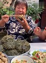 农村老太太领着一家人吃红薯叶窝窝头，地道美食太馋人了