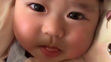 宝宝你倒是睡嘛，下一秒宝宝魔性反应，瞬间被萌一脸