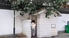 带女友回家过新年，死活不肯用我们家的厕所，实在憋不住了才去！