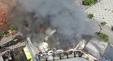 四川西昌一酒吧突起大火 现场浓烟滚滚旁边是图书馆
