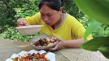 胖妹嘴馋吃肉末茄子，这吃相也是没谁了，汤汁泡饭真过瘾