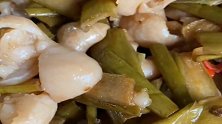 横县特色”猪大肠炒芋苗“，这个炒得可以，看着很下饭