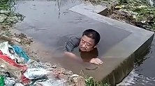 台风来袭为防污染水源 垃圾场副主任跳2米深水坑疏通管道