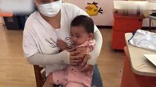 给小萌宝打针，不闹不哭好镇定！
