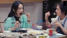 霍思燕不顾女神形象，大口吃鸭头，惹杨千嬅笑翻