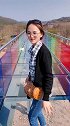 姑娘真勇敢，走玻璃栈道一点都不害怕，还开心地笑了！