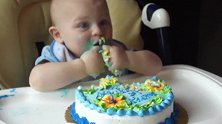 小宝宝一岁生日吃蛋糕，抓一把就往嘴里塞，差点把手都塞嘴里了