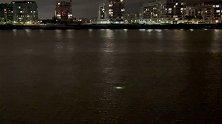 英国：泰晤士河里出现神秘闪光，网友脑洞大开展开猜测