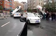 轿车撞护栏后“飞起”砸向另一车 翻起倒立压其车头上