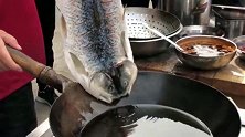 大厨教你做鱼，身边围满了学徒，看着就有食欲！