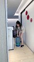 看到新来的女同事在换水 于是我上去帮了她一下！