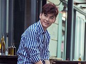 王嘉好逗一男的 直面长相酷似大黑牛李晨