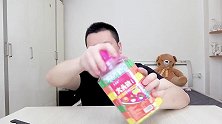开箱试吃“大头贴口香糖”，里面有贴纸和谜语，桐桐肯定很喜欢！