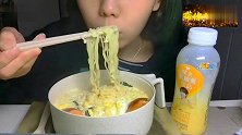 小姐姐吃奶油鱼板面，一口吸溜的太爽了，配上玉米肠太香了