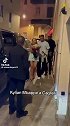 姆巴佩给女友送了玫瑰花 还带着女友漫步街头