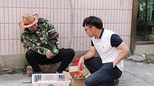 农村小伙买鸡蛋，光给钱却不拿鸡蛋，把卖鸡蛋的大叔都整懵了