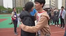 最萌身高差，吴磊张子枫拍戏惊现“劈叉抱”，笑翻网友