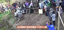 海边出现庞然大物，数百人围观，挖掘机都出动了