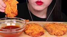 小姐姐吃炸得金黄的炸鸡肉蘸着辣火鸡酱料，看起来也太诱人了