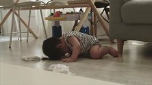 小宝宝玩累爬了几步就趴在地上睡着，心都被萌化了！
