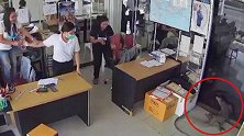 泰国近2米长巨蜥撞开办公室大门 女员工吓得尖叫