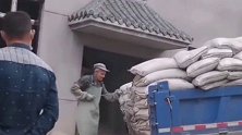 都是为了生活，活到老干到老，因为我们是农村的，没有退休金！