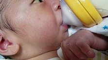 月子里的小宝宝喝奶什么样子这眼神，这小嘴，可认真了