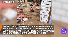 直击河北涿州救援现场：积水齐胸 消防员涉水背老人送至安全区域