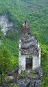 山谷里发现的，难以想象没有路房子是怎么建上去的