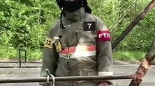 农村小哥系绳子的方法，看上去十分悠闲，我真怀疑这是巧合！