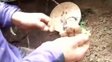 男子野外寻宝，探测仪一直报警，挖出来后瞬间笑开了花！
