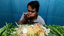 泰国小伙吃炒米线，搭配点野菜，简简单单又一餐