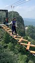 小姐姐过高空桥，来之前是吃了熊心豹子胆吗，好淡定