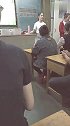 一群大老爷们干不过小姑娘，都坐的立正的