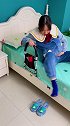 奶奶年纪大了上下床不方便，妈妈就准备了这个床边扶手，这样就安全多了