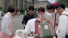 超级学校霸王：花同样的价钱，小伙却买到了拳头大的鱼丸