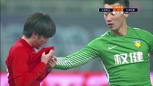 中国足坛经典一幕难重现 张诚德比战致命失误替补席痛哭