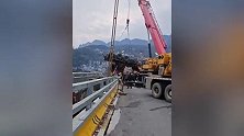 湖北建始景阳河大桥一吊车作业时侧翻，当地派出所回应