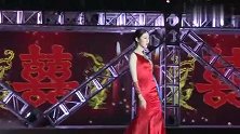 美女身穿红裙走秀，婀娜的身姿，尽显美感