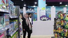搞笑童年：学校举办吃鸡游戏，妈妈给我买一套吃鸡玩具，可高兴了